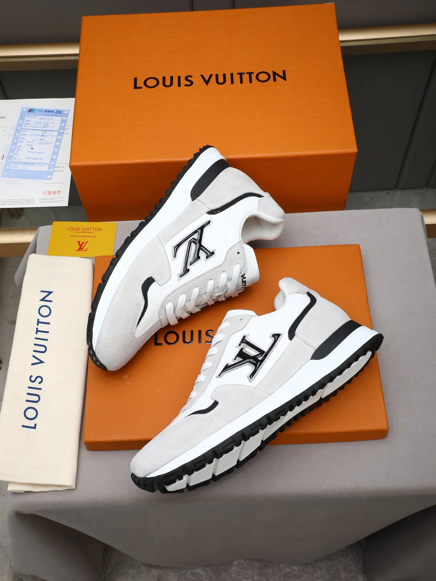 PP600 Louis Vuitton LV Run Men's Sports Shoes LV Run men's sports shoes are made of cowhide leather, low-key and luxurious. The tongue and heel are embellished with classic logos, giving it a full sense of hierarchy. The rubber sole has strong grip and wear resistance, suitable for daily wear or light sports scenes, and has a full sense of quality🎬size: 39-44 (customized at 38.45.46)
